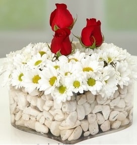 Mika kalp i�erisinde 3 k�rm�z� g�l ve krizantemler