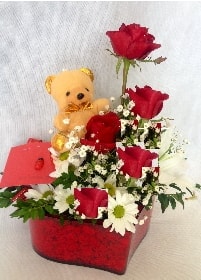 Mika kalpte 5 k�rm�z� g�l krizantemler ve ay�c�k �i�ek yolla Ankara Aya�